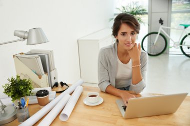 dizüstü bilgisayarda çalışan genç girişimci