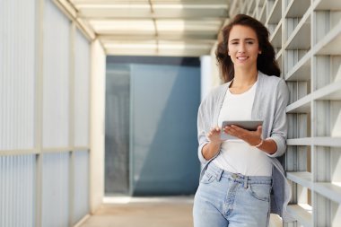 Dijital tabletli kadın