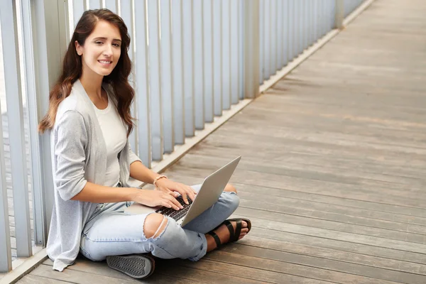 Giovane donna che lavora sul computer portatile — Foto Stock