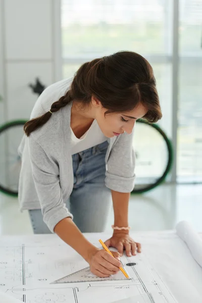 Ingénieur travaillant sur le plan — Photo