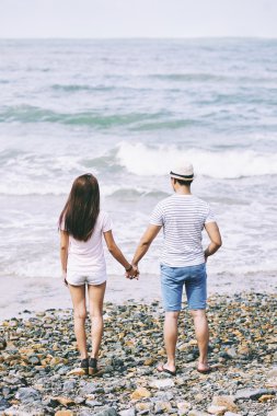 Kumsalda el ele tutuşan çift