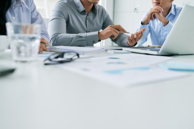 Yöneticiler iş sorunları tartışıyor