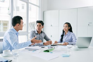 Onun fikri arkadaşlarınıza açıklayan işadamı