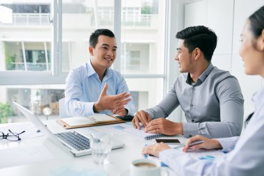 fikirleri tartışmak iş arkadaşları