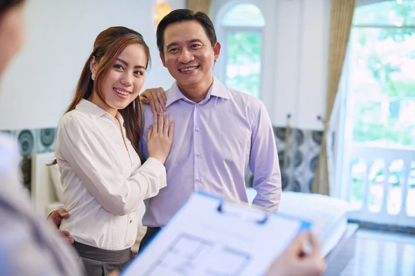 Pareja hablando con corredor de bienes raíces — Foto de Stock