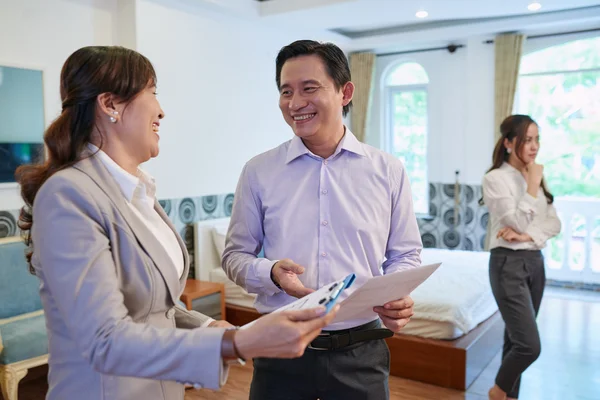 Behandeling van huis met makelaar — Stockfoto