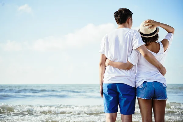 Pareja disfrutando de hermoso paisaje marino —  Fotos de Stock