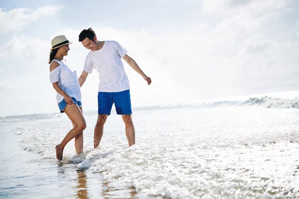 Asiático pareja caminar en playa — Foto de Stock