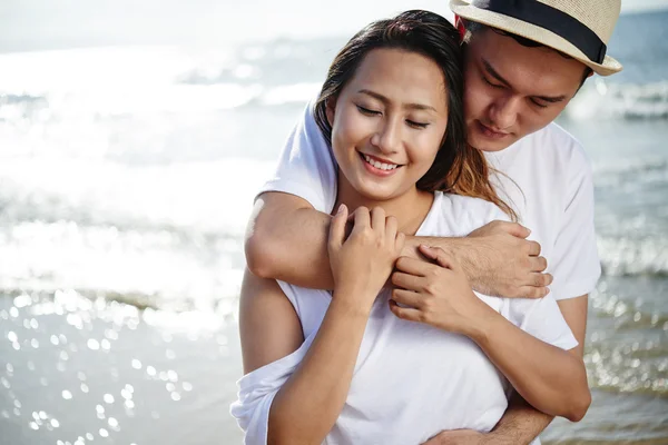 Hombre abrazando a su bonita novia — Foto de Stock