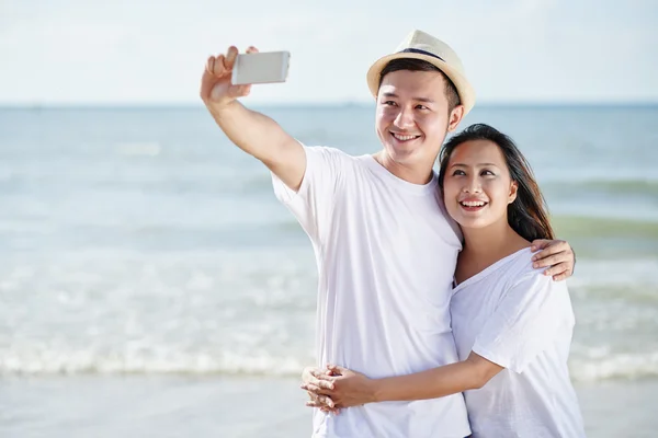 Coppia prendendo selfie insieme — Foto Stock