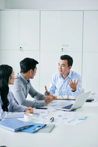 Rapporto di discussione tra uomini d'affari — Foto Stock