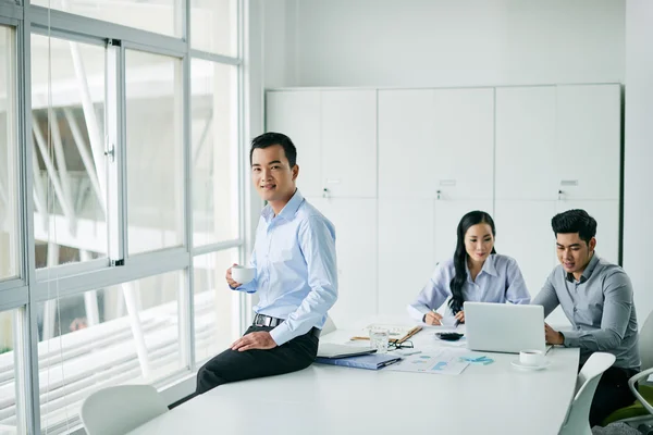 Bedrijfsleiders werken in office — Stockfoto