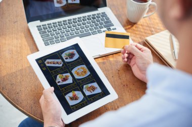Asya gıda Web sitesinde sipariş adam