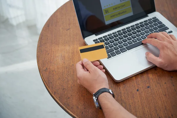 Mani della persona che paga con carta — Foto Stock