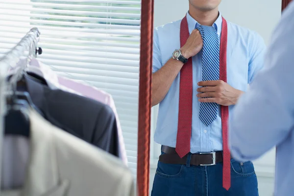 준비 하는 때 넥타이 조정 하는 남자 — 스톡 사진