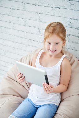 App tablete kullanan kız 