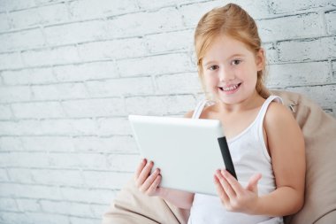 Dijital tablet ile kız