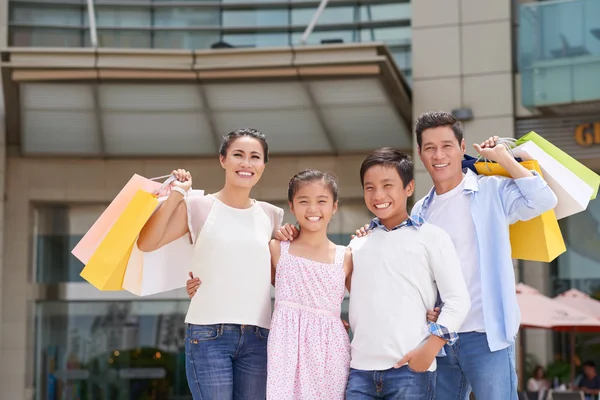 Rodina nakupujících stojící před mall — Stock fotografie