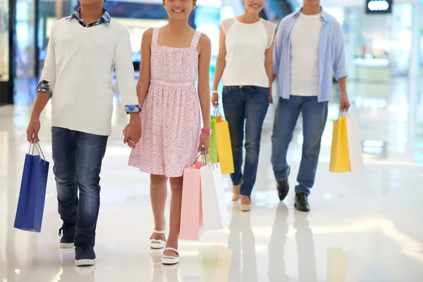 Les gens faisant du shopping dans le centre commercial — Photo