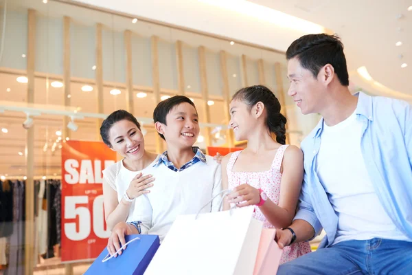 Familia descansando después de ir de compras — Foto de Stock