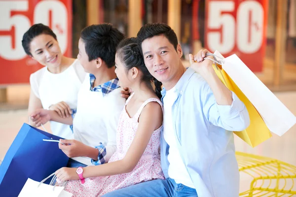 Man en zijn familie na het winkelen — Stockfoto