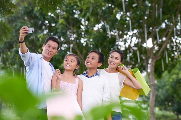 Famiglia prendendo selfie nel parco — Foto Stock