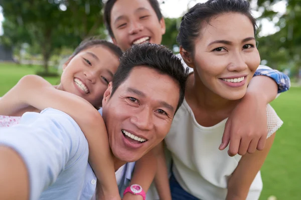 Familia fotografiando juntos —  Fotos de Stock