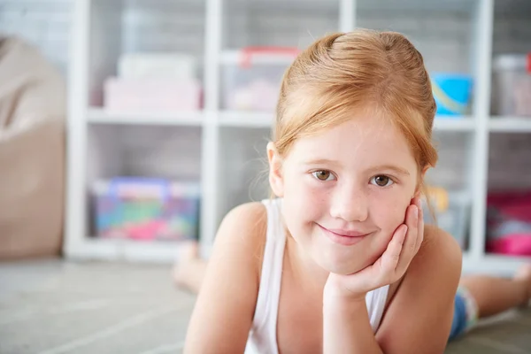 Bella ragazza sdraiata sul pavimento — Foto Stock