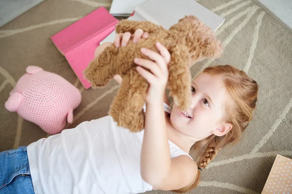 Meisje spelen met teddy beer — Stockfoto