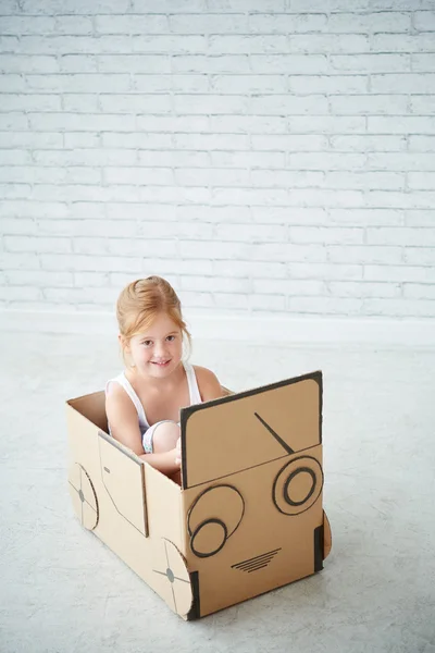 Chica jugando con el coche de cartón — Foto de Stock