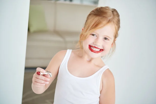 Fille appliquant des cosmétiques de sa mère — Photo