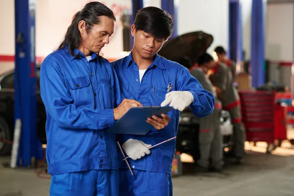 Sprechende Mechanik in der Garage — Stockfoto