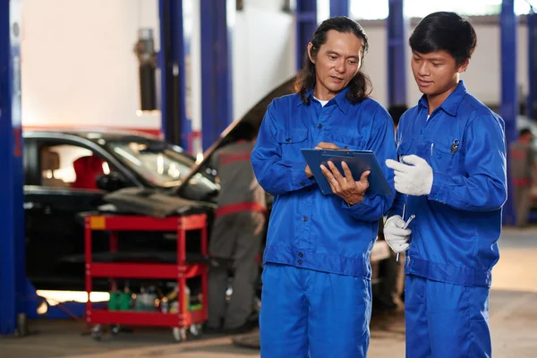 Mechaniker diskutieren über Auto-Reparatur — Stockfoto