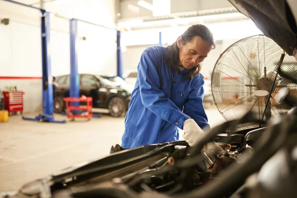 Mekaniker reparerar fordon i garage — Stockfoto