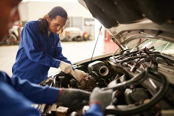 Mechaniků, kteří pracují v garáži — Stock fotografie