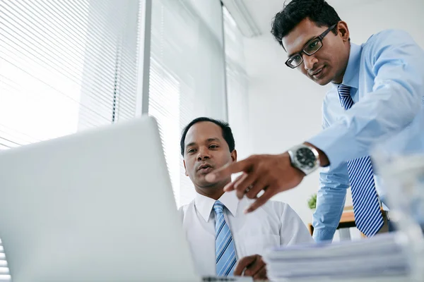 Dos colegas analizando datos — Foto de Stock