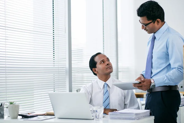 Empresário compartilhando sua ideia com colega de trabalho — Fotografia de Stock