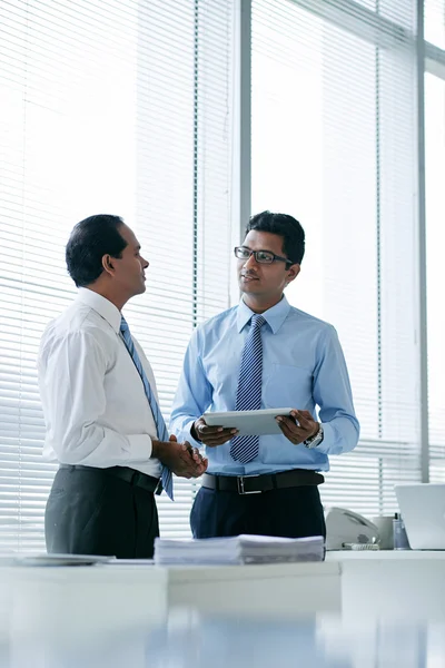 Partner diskutieren neues Projekt — Stockfoto