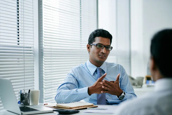 Empresario hablando con su colega — Foto de Stock