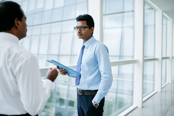 Ondernemers over bedrijfskwesties — Stockfoto