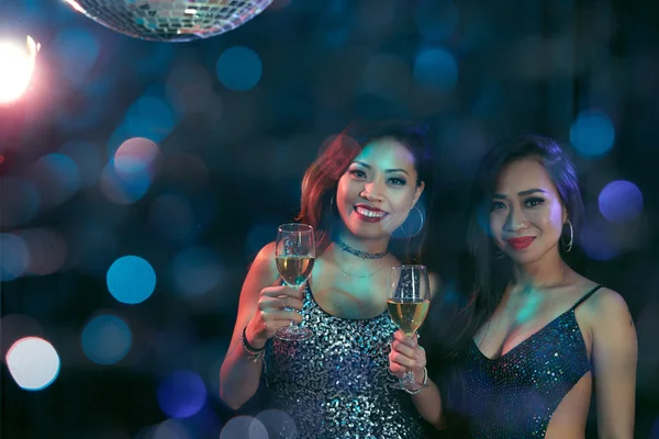 Vietnamesiska damer firar födelsedag — Stockfoto