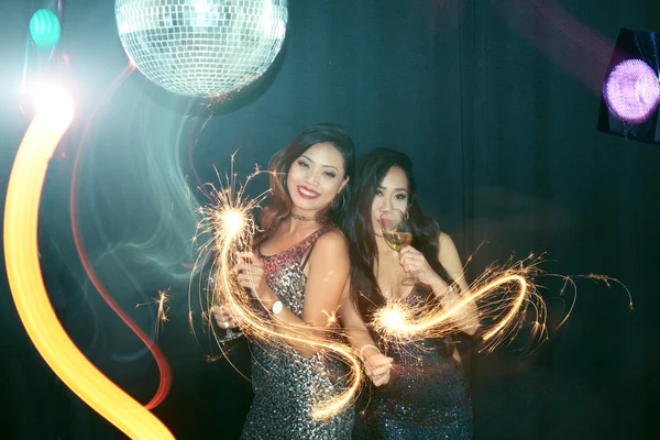 Mujeres disfrutando de la fiesta en el club — Foto de Stock
