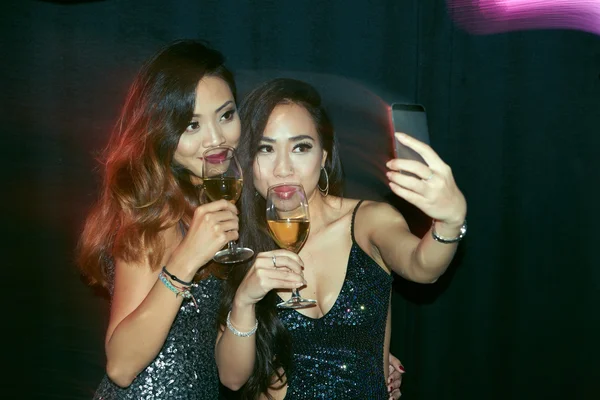 Vietnamese women taking selfie — Stock Photo, Image