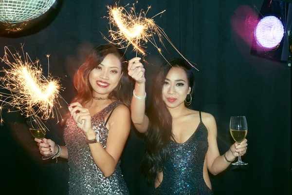 Asiatico donne clubbing tutto notte — Foto Stock