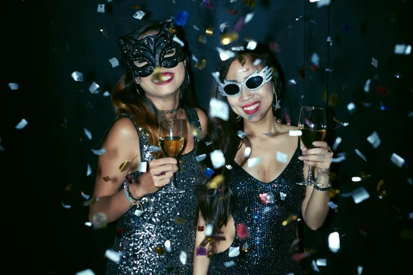 Mulheres em máscaras dançando na festa — Fotografia de Stock