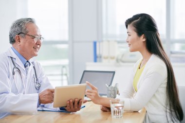 randevu doktoru ile olan kadın