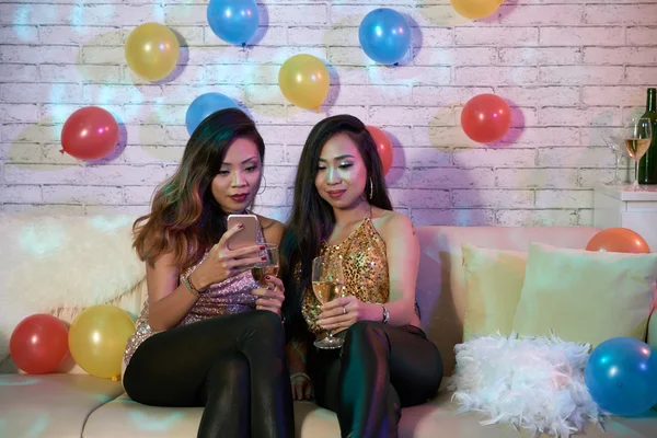 Party girls with smartphone — Stock Photo, Image