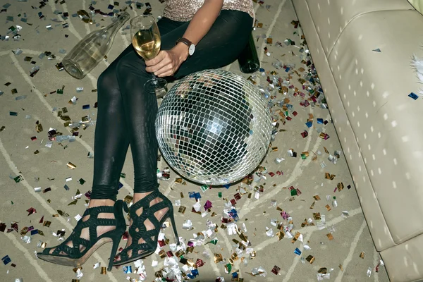 Party-Frau am Boden liegend — Stockfoto