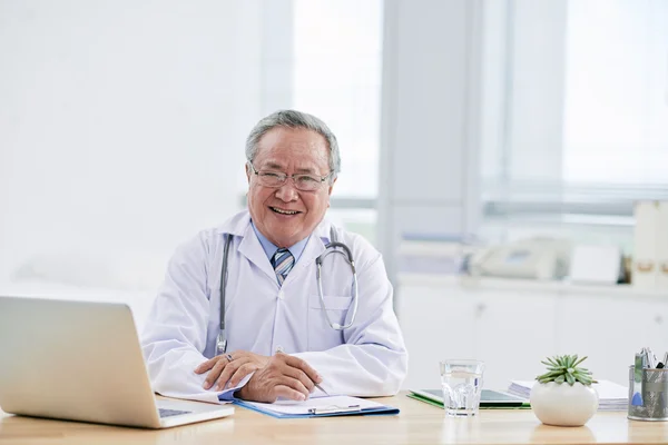 Médico vietnamita em seu escritório — Fotografia de Stock