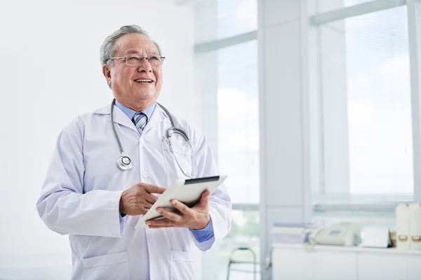 Médecin utilisant une tablette numérique en clinique — Photo